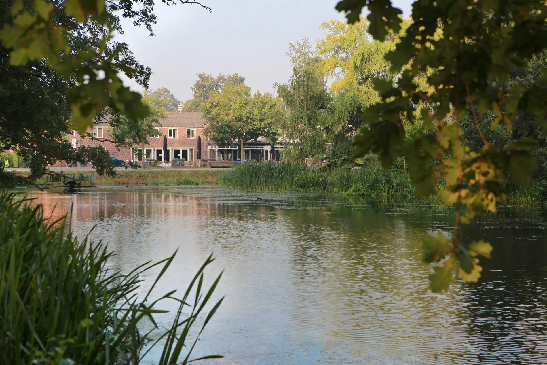 Terras van 't Veen gezien vanaf het water