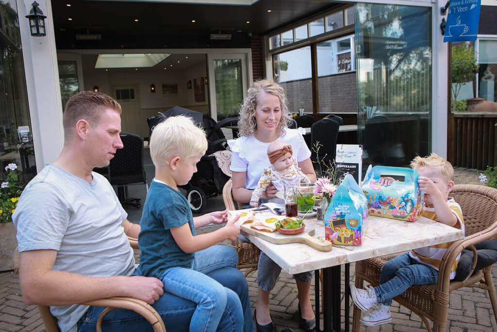 Gezin op het terras van 't Veen