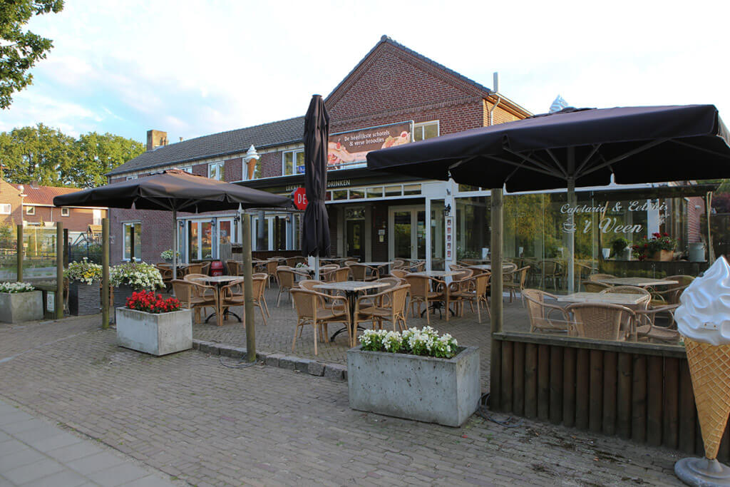 Terras van Cafetaria 't Veen